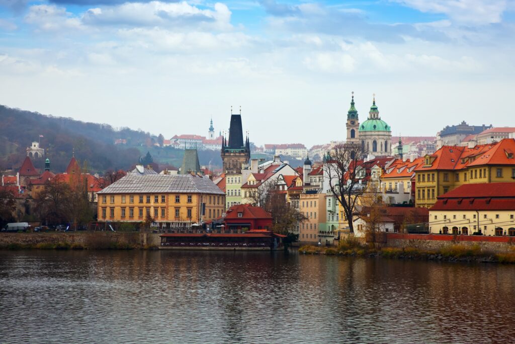 Чехия или Польша: где лучше работать и какую страну выбрать